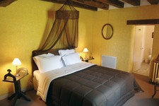 le lit de la chambre d' hotes B�lier