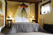 le lit de la chambre d' hotes Laine, Blancafort pres d'Aubigny sur Nere