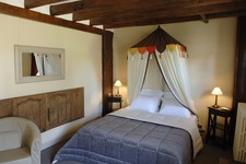 le chevet de lit de la chambre d' hotes Laine �  Blancafort en Berry