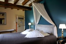 le lit de la chambre d' hotes Blier, Blancafort pres d'Aubigny sur Nere